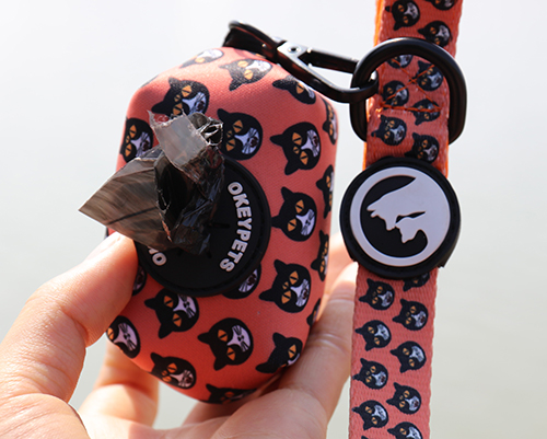 OKEYPETS Pochette porte-sacs à déjections canines personnalisée avec distributeur de sacs poubelle écologiques pour litière et animaux de compagnie 24