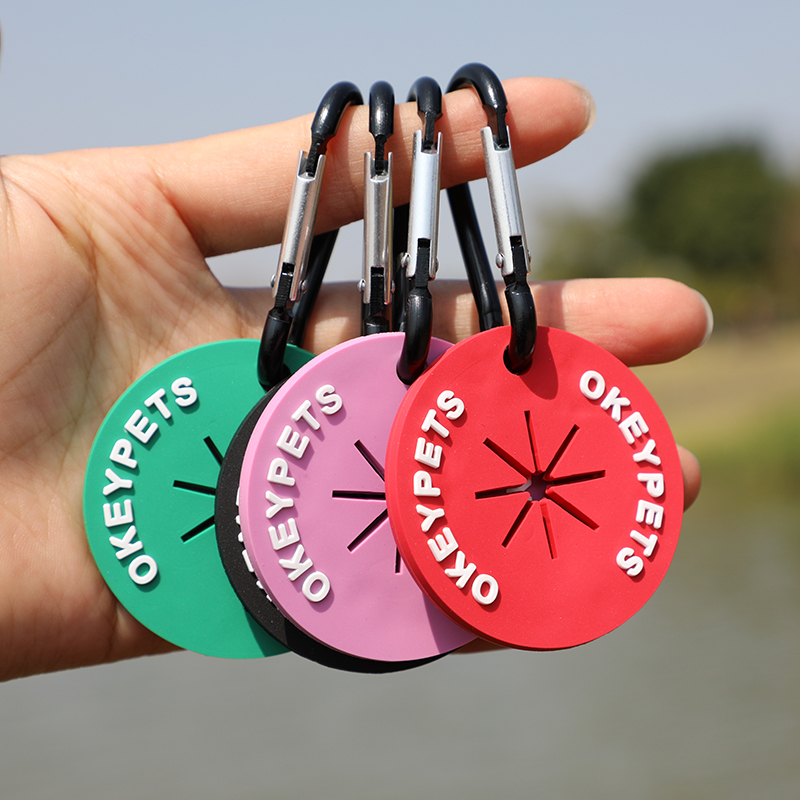 Le porte-sacs à déjections canines en silicone écologique OKEYPETS comprend un accessoire pour transporter les sacs à déjections usagés. 14