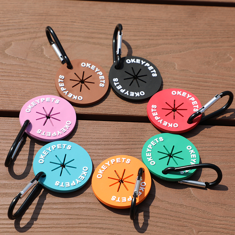 Le porte-sacs à déjections canines en silicone écologique OKEYPETS comprend un accessoire pour transporter les sacs à déjections usagés. 13