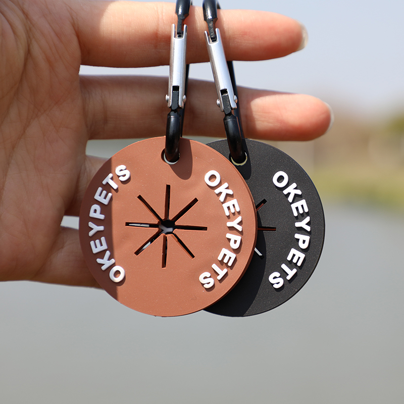 Le porte-sacs à déjections canines en silicone écologique OKEYPETS comprend un accessoire pour transporter les sacs à déjections usagés. 15