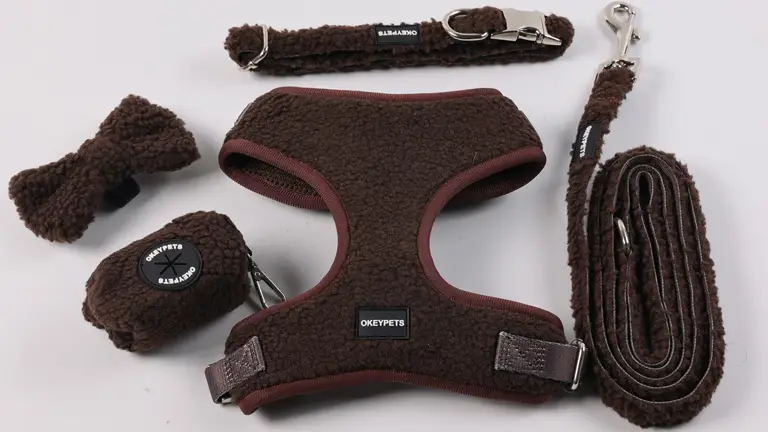 Ensemble complet d'hiver Sherpa classique réglable avec laisse, porte-sacs à déjections canines, nœud papillon, harnais rembourré pour petit chien, gilet et collier. 1