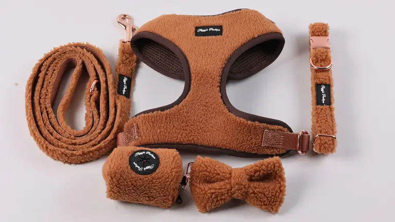 Új stílusú barna kutyakiegészítők nyakörv csokornyakkendő kakizsák tartó luxus állítható mellkasi kutyahám pórázzal 1