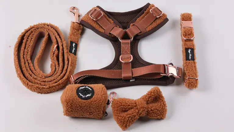 Ensemble harnais épais en sherpa OKEYPETS pour chien avec collier, laisse, porte-sac et nœud papillon 1