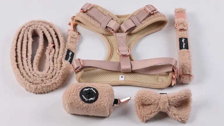 Harnais pour chien confortable en sherpa épais, couleur marron, avec étiquette pour le nom. 1