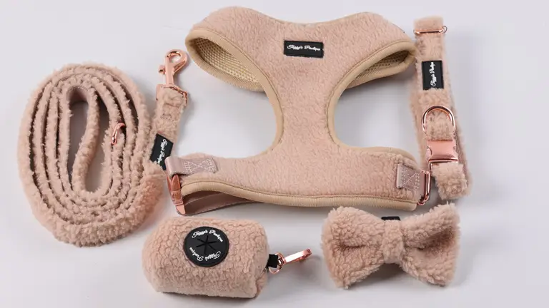 Harnais pour chien Sherpa chaud et luxueux avec collier ajustable, couleur marron unie, étiquette PVC personnalisée pour l'extérieur 1