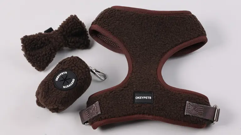 Harnais pour chien réglable Teddy, adorable harnais en sherpa avec système de dégagement rapide 1