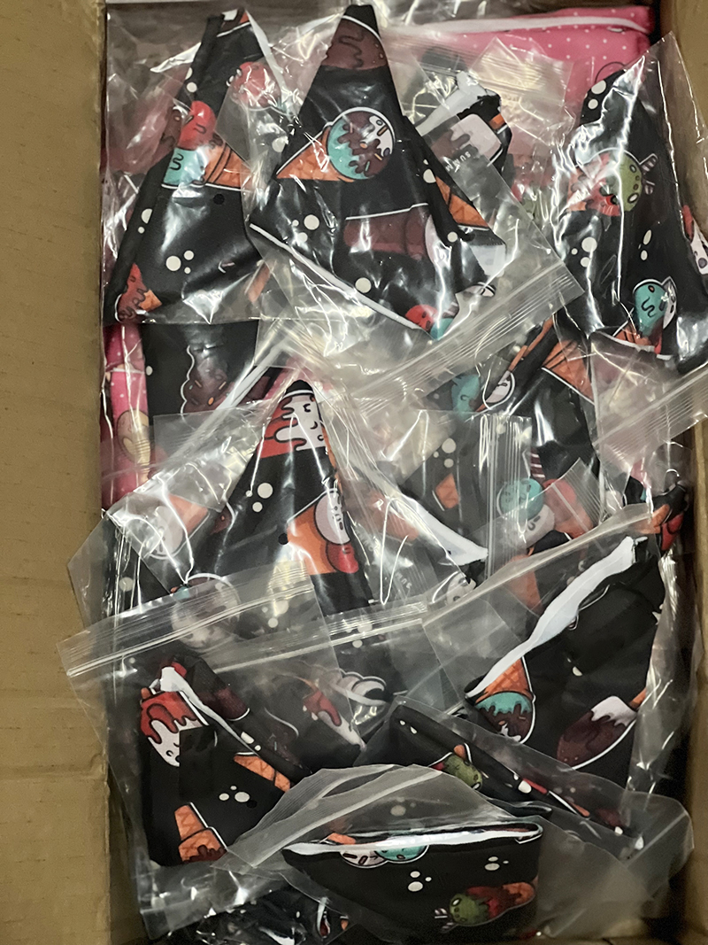 OKEYPETS - Vente en gros de bandanas triangulaires confortables en polyester pour chiens, au design unique et créatif. 25