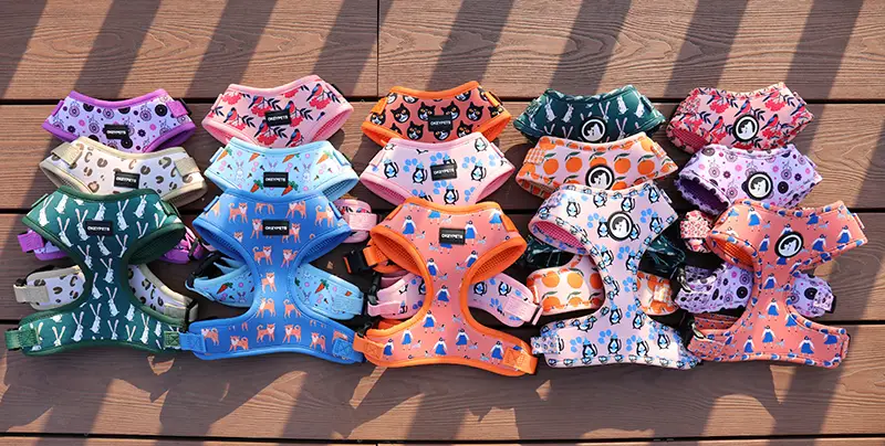 Conjunto de coleira peitoral OKEYPETS de neoprene de alta qualidade para cães, macia, com logotipo personalizado e sublimação em cores sólidas para cães de pequeno porte. 1