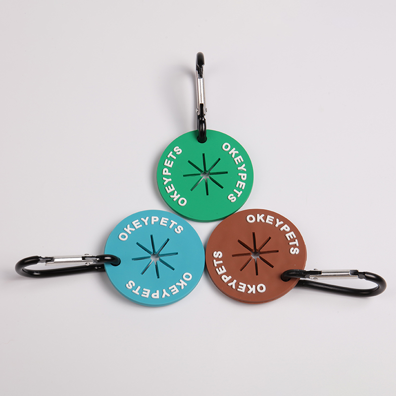 OKEYPETS - Produits de nettoyage pour animaux OKEYPETS - Support pour sacs à déjections canines mains libres en PVC et silicone avec logo en relief personnalisé - Tous les produits 10