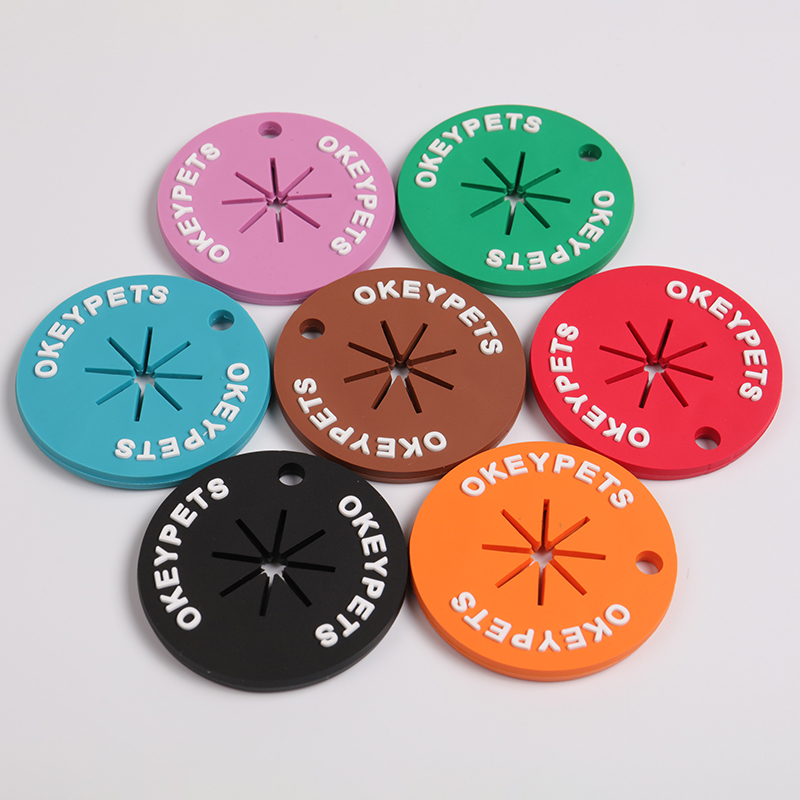 OKEYPETS - Egyedi logóval ellátott kerek szilikon kutyakaki zacskó tartó, hordozható kéznyomattal, PVC kaki zacskó tartó klipsz, kaki zacskó tartó klipsz 11