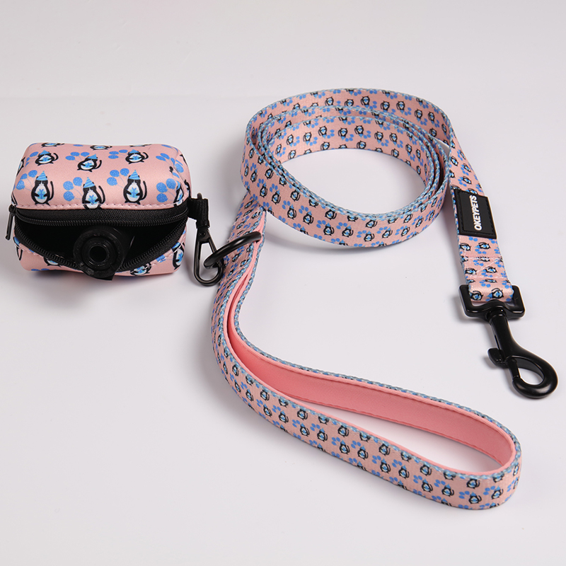 OKEYPETS - Porte-sacs à déjections canines OKEYPETS en néoprène Earth, design tendance, facile à fixer avec le sac à déjections. 13