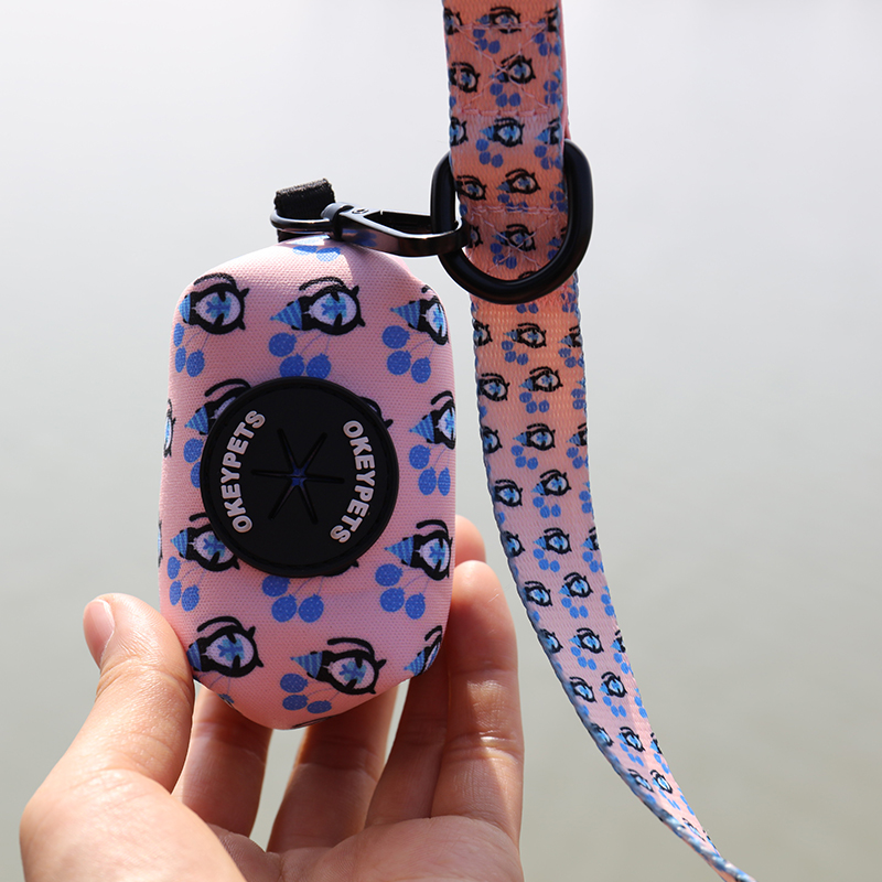 OKEYPETS - Porte-sacs à déjections canines OKEYPETS en néoprène Earth, design tendance, facile à fixer avec le sac à déjections. 10