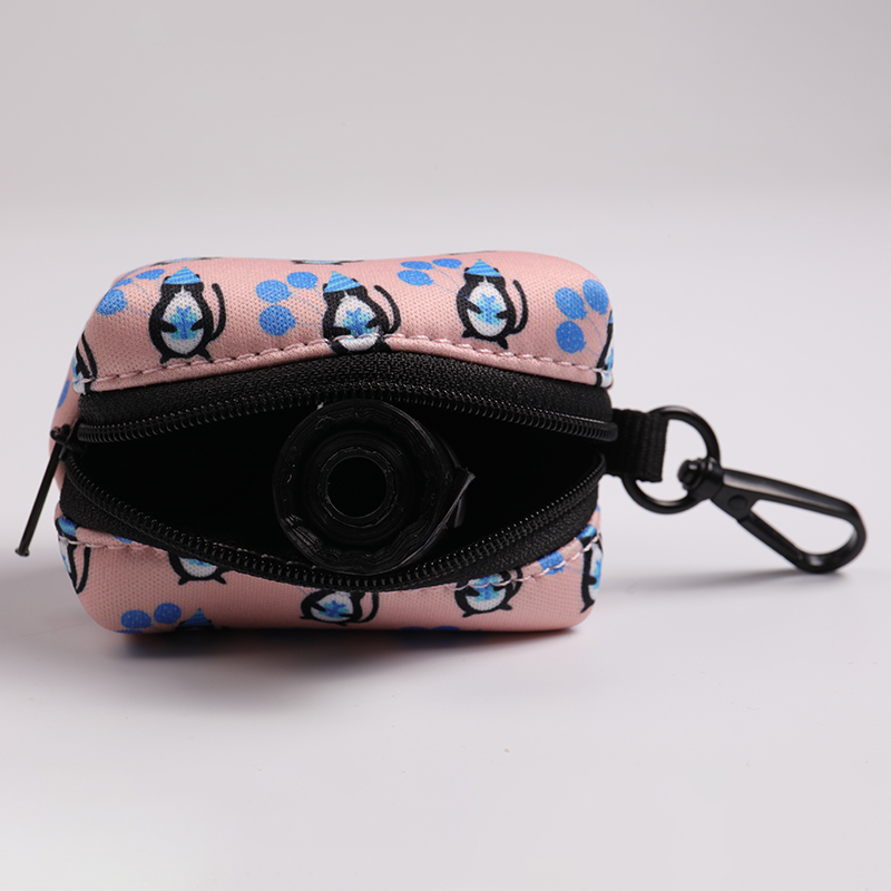 OKEYPETS - Porte-sacs à déjections canines OKEYPETS en néoprène Earth, design tendance, facile à fixer avec le sac à déjections. 11