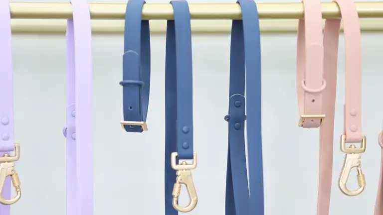 Ensemble collier et laisse pour chien en PVC souple, imperméable et durable, avec logo personnalisé, neuf d'usine. Collier et laisse en caoutchouc. 1