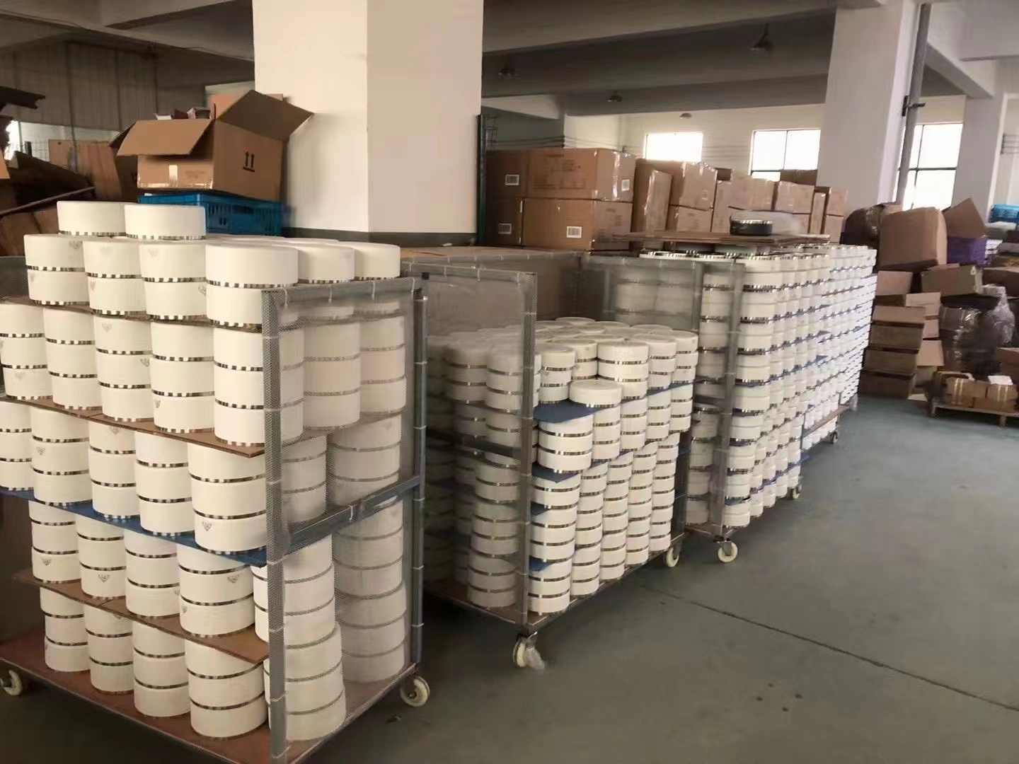 Gamelle pour chien de haute qualité, multicolore, en acier inoxydable, disponible en gros. 27