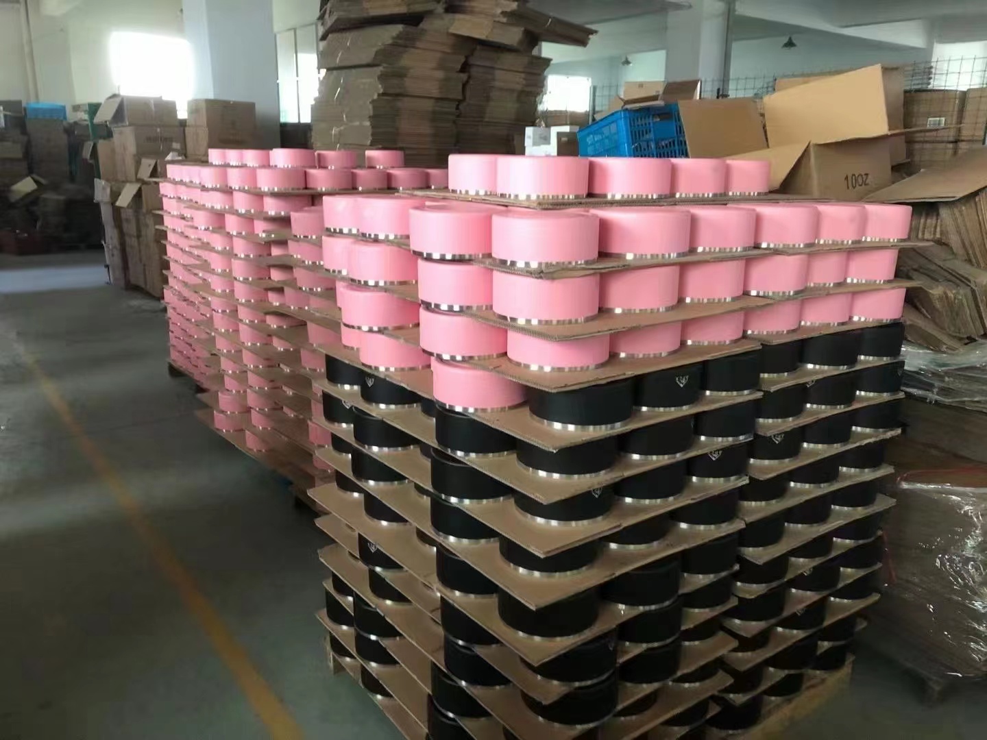 Gamelle pour chien de haute qualité, multicolore, en acier inoxydable, disponible en gros. 26