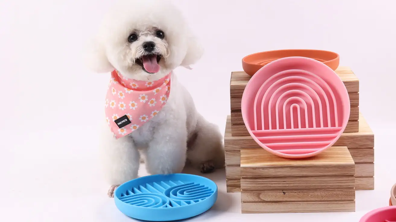 Gamelle ronde en silicone anti-étouffement pour chien, idéale pour une alimentation lente et saine. 1