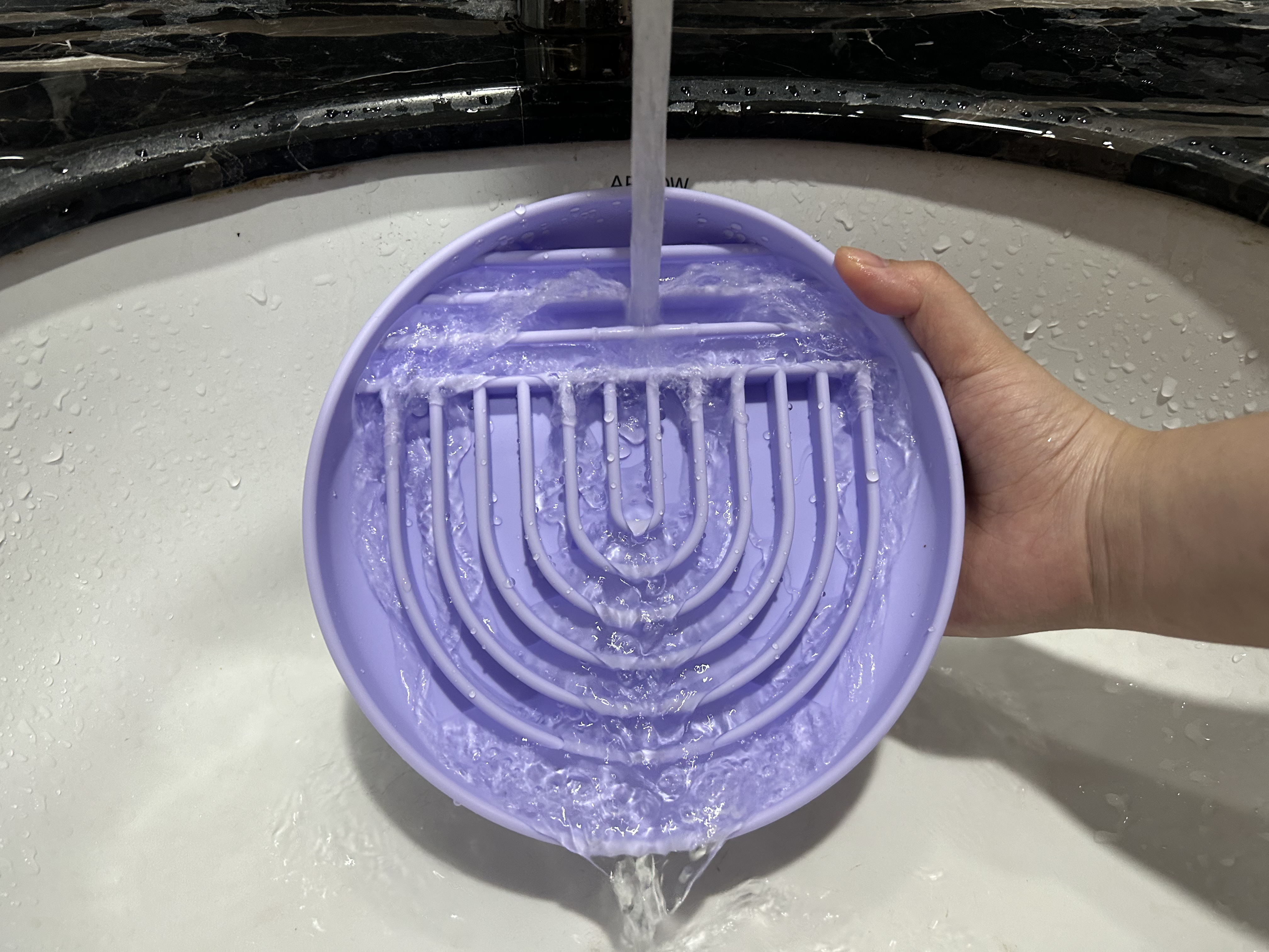 Gamelle ronde en silicone anti-étouffement pour chien, idéale pour une alimentation lente et saine. 12