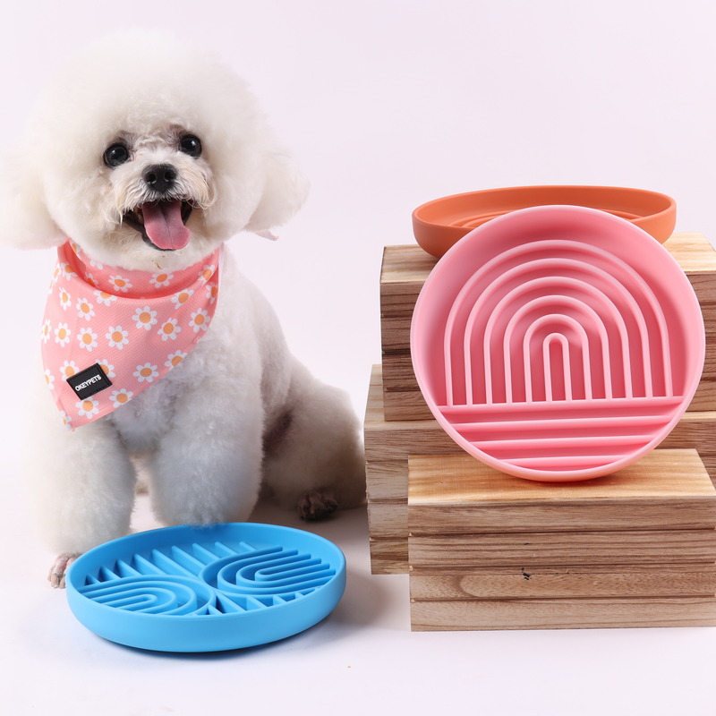 Gamelle ronde en silicone anti-étouffement pour chien, idéale pour une alimentation lente et saine. 13