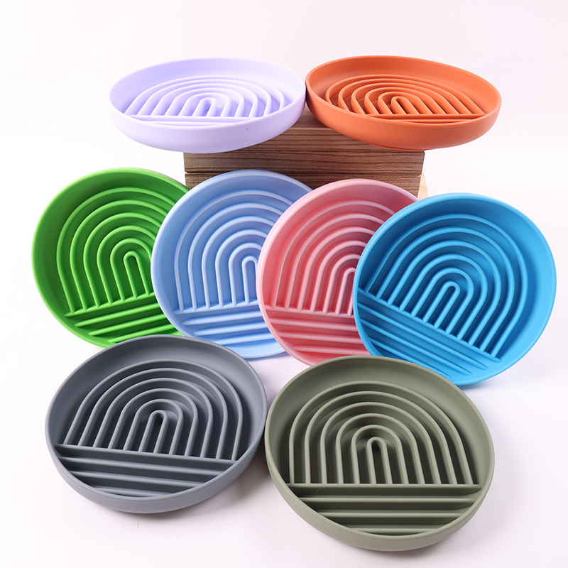 Gamelle ronde en silicone anti-étouffement pour chien, idéale pour une alimentation lente et saine. 15