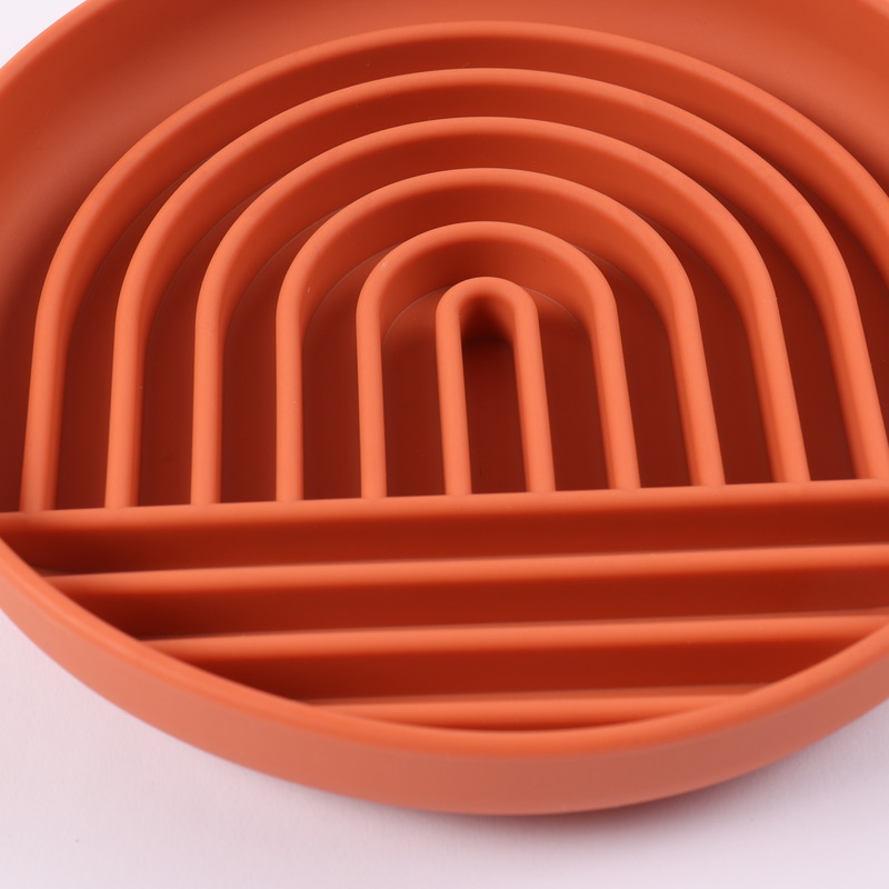 Gamelle ronde en silicone anti-étouffement pour chien, idéale pour une alimentation lente et saine. 10