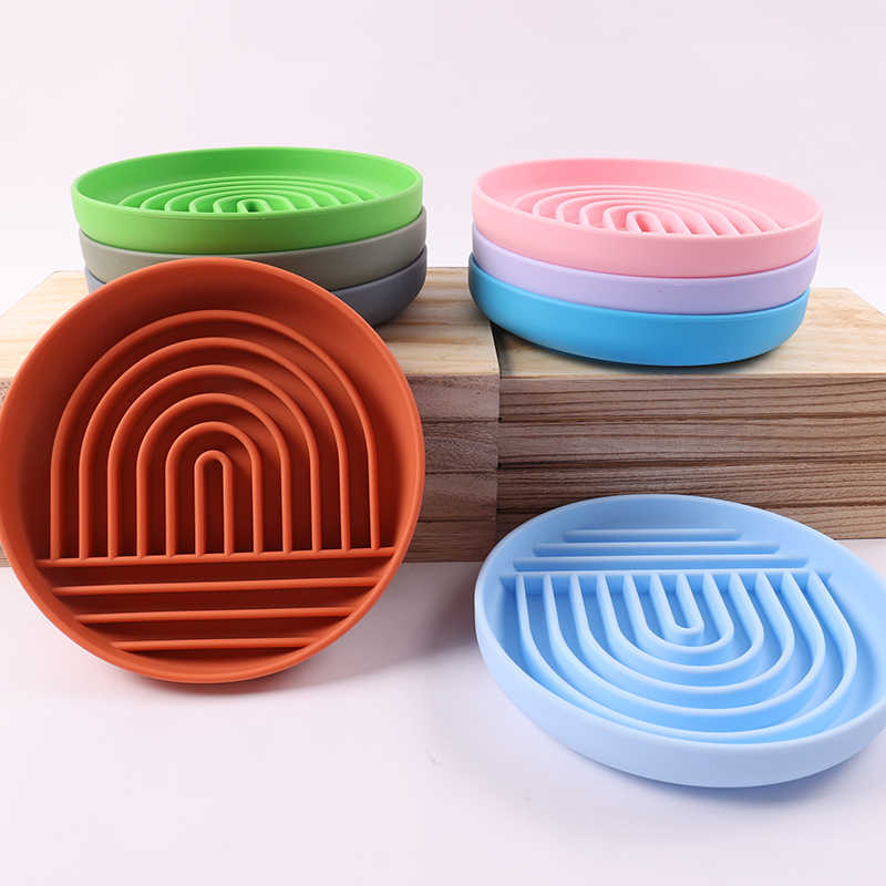 Gamelle ronde en silicone anti-étouffement pour chien, idéale pour une alimentation lente et saine. 16