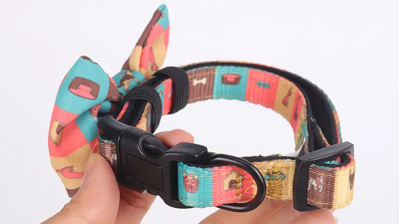 OKEYPETS Collier pour animaux de compagnie au style unique et adorable, orné d'un nœud papillon et ajustable. Joli motif de dessin animé. 1