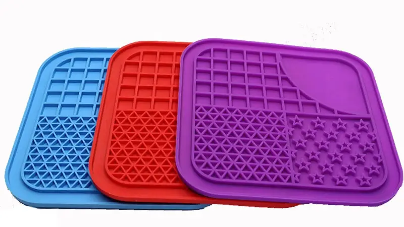 Tapis pour gamelle de chien antidérapant en silicone, tapis de table plus épais et imperméable pour chat, tapis pour gamelle lente. 1