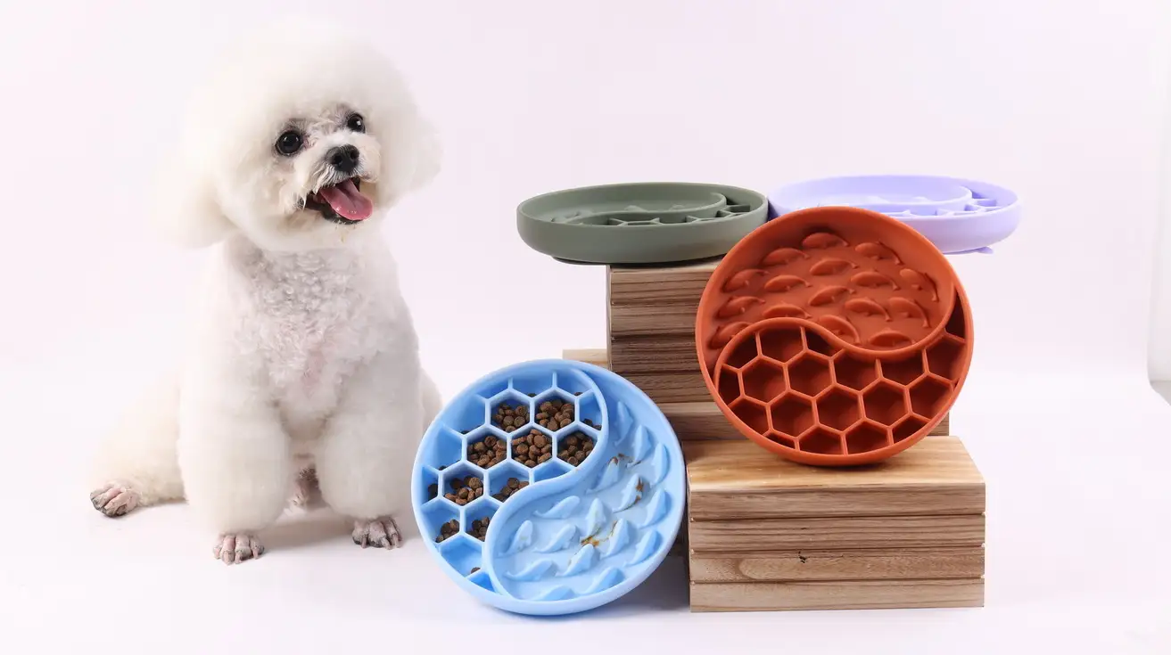 Gamelle anti-glouton pour chiens, forme ronde, en silicone souple de qualité alimentaire, avec tapis à lécher intégré. 1