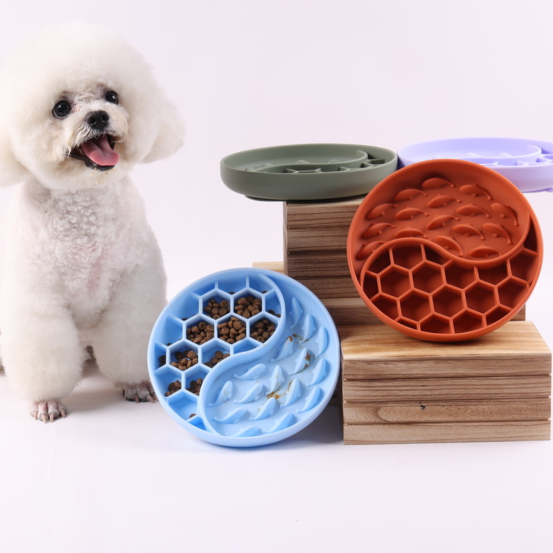 Gamelle anti-glouton pour chiens, forme ronde, en silicone souple de qualité alimentaire, avec tapis à lécher intégré. 13