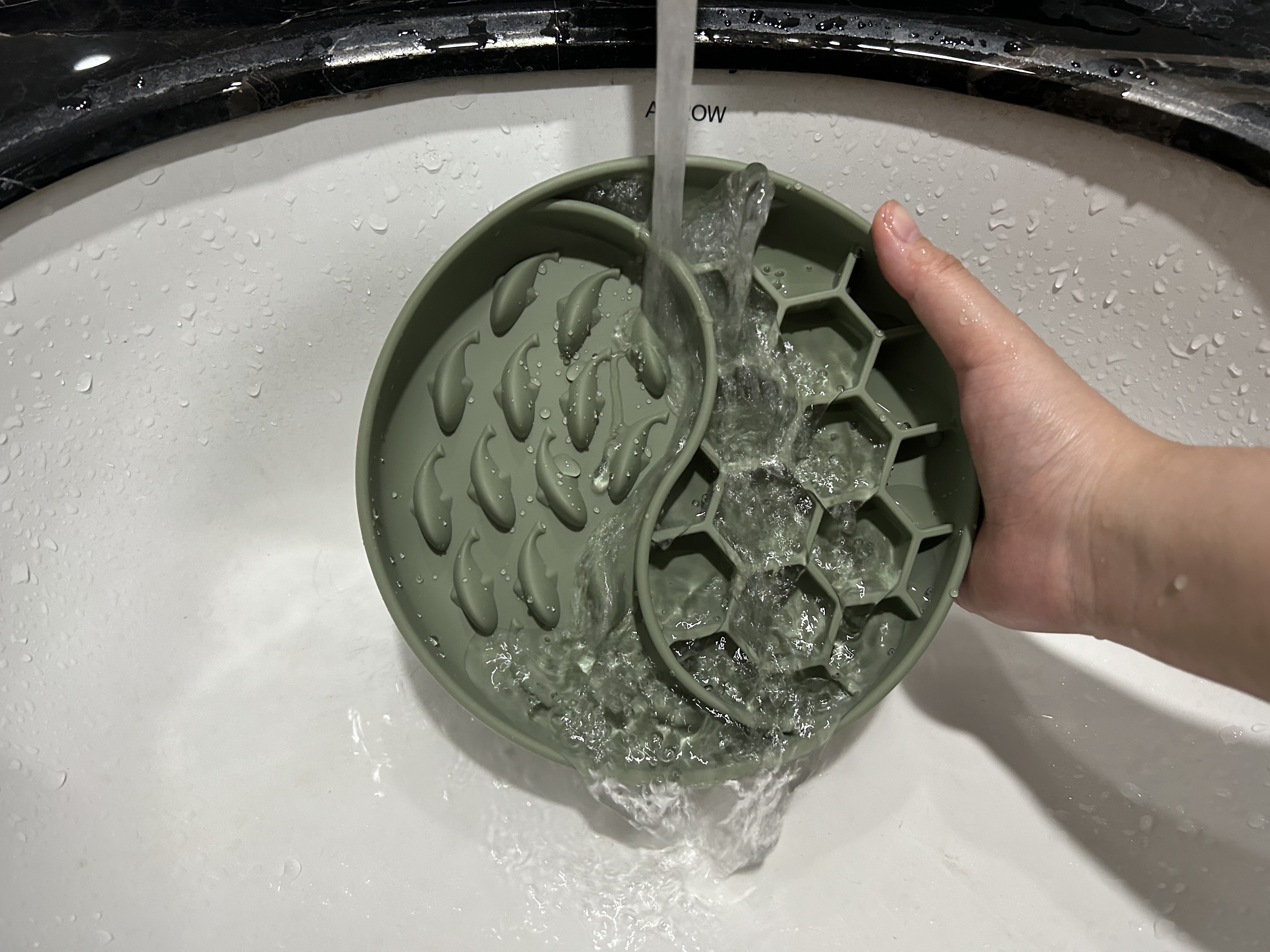 Gamelle anti-glouton pour chiens, forme ronde, en silicone souple de qualité alimentaire, avec tapis à lécher intégré. 12