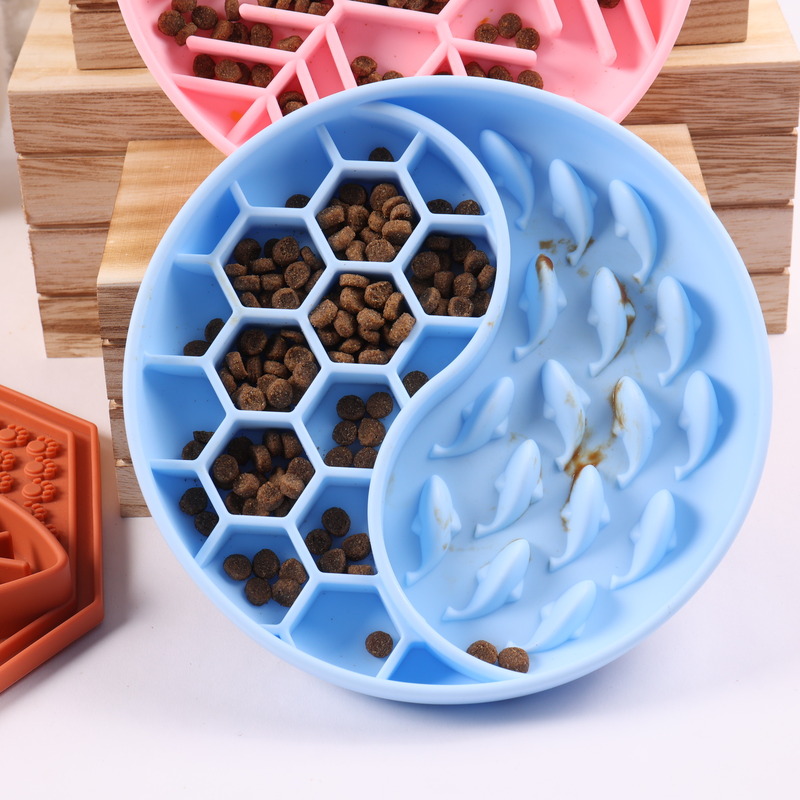 Gamelle anti-glouton pour chiens, forme ronde, en silicone souple de qualité alimentaire, avec tapis à lécher intégré. 15