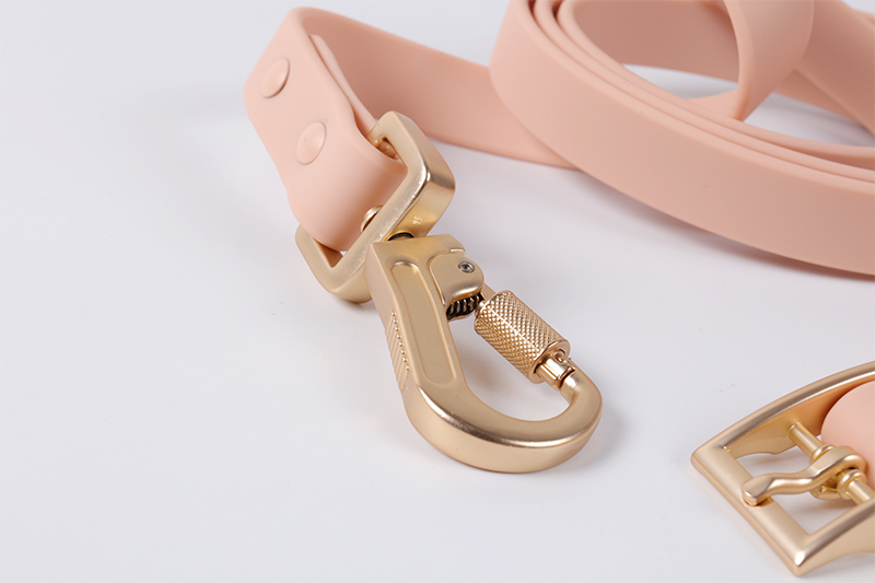 PVC hundehalsbånd og snor Justerbart metaltilbehør Silikone kæledyrshalsbånd til hund 13