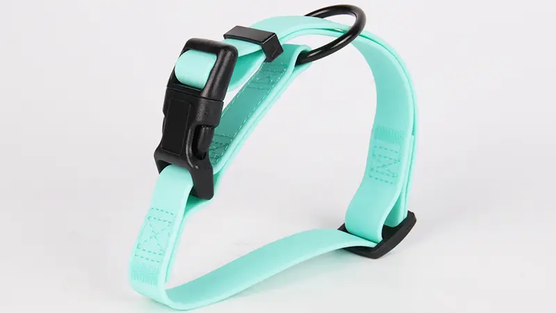 순녹색의 부드러운 PVC 소재로 제작된 편안한 애완동물 목줄입니다. 1