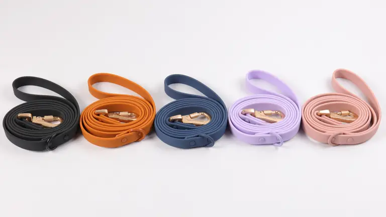 OKEYPETS Vente en gros Collier et laisse pour chien en PVC résistant et imperméable. Collier et laisse souples et personnalisés avec logo et étiquette nominative. 1