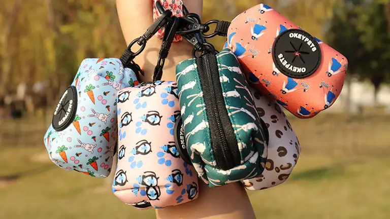 OKEYPETS Custom Nieuwe Aankomst Bedrukking Polyester Neopreen Buiten Poephouder Hondenafvalzakjes Dispenser 1