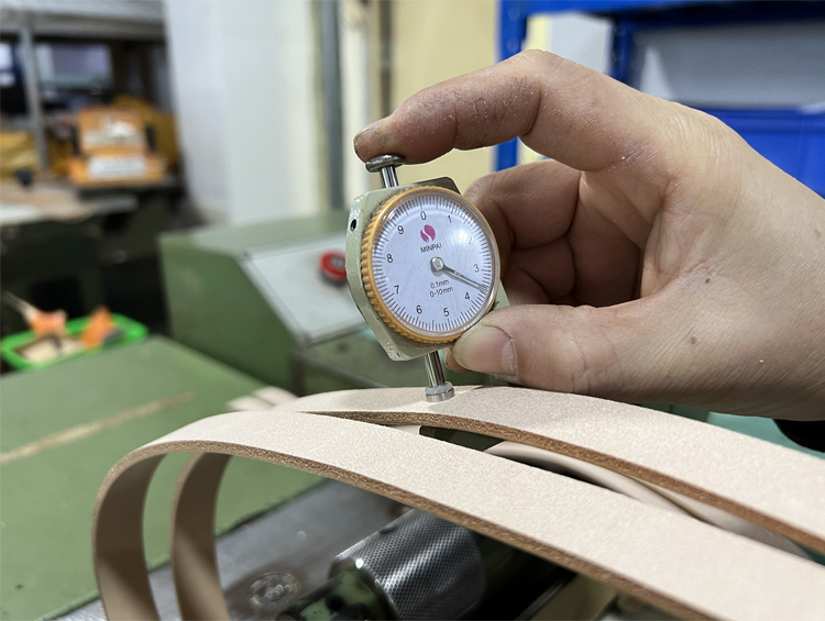 OKEYPETS - Collier pour chien en cuir véritable souple et respirant de luxe avec logo en relief, disponible en 5 couleurs (vente en gros) 15