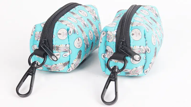 OKEYPETS Accessoires pour animaux de compagnie - Sac à déjections canines en néoprène imprimé zèbre - Distributeur de sacs à déjections canines 1