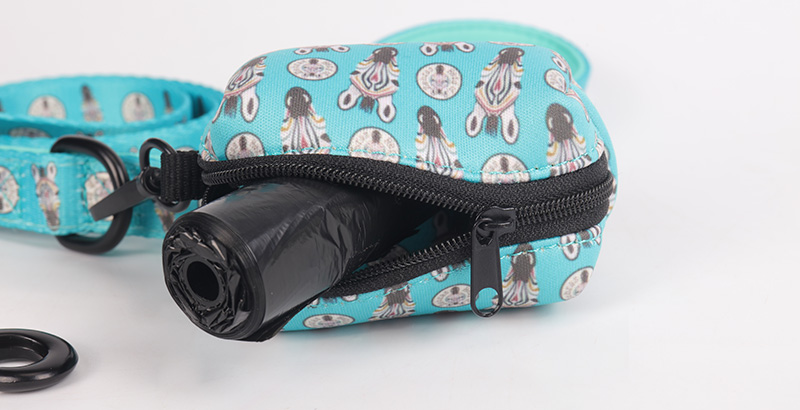 OKEYPETS Accessoires pour animaux de compagnie - Sac à déjections canines en néoprène imprimé zèbre - Distributeur de sacs à déjections canines 8