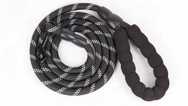 Laisse pour chien OKEYPETS en nylon épais et résistant, style corde réfléchissante, idéale pour l'entraînement, la course et la promenade. 1