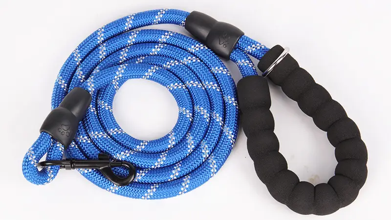 Laisse OKEYPETS en nylon épais et résistant, avec poignée rembourrée douce et confortable, et corde réfléchissante pour grands chiens. 1