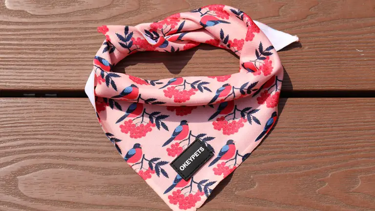 OKEYPETS Veľkoobchodná šatka pre domáce zvieratá s logom na mieru, odvádzajúca vlhkosť, farebný vzor, ​​bavlnená trojuholníková šatka pre psov 1