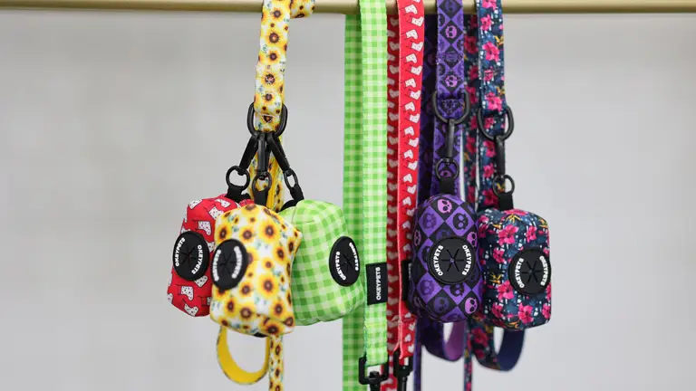 OKEYPETS Poepzakjeshouder voor aan de riem, houder voor hondenpoepzakjes, bedrukt met hitteoverdrachtsprint, riem met poepzakjeshouder, logo naar keuze 1