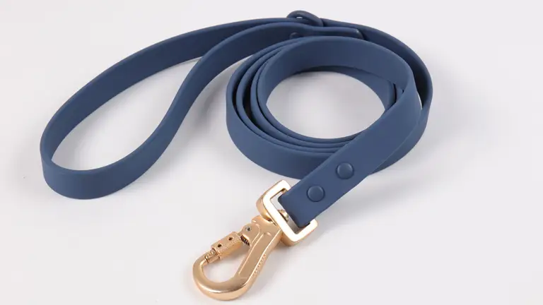 Оптовая продажа многоцветных водонепроницаемых ПВХ ошейников и поводков для собак, на заказ, различные цвета, новый стиль, регулируемый поводок для собак. 1