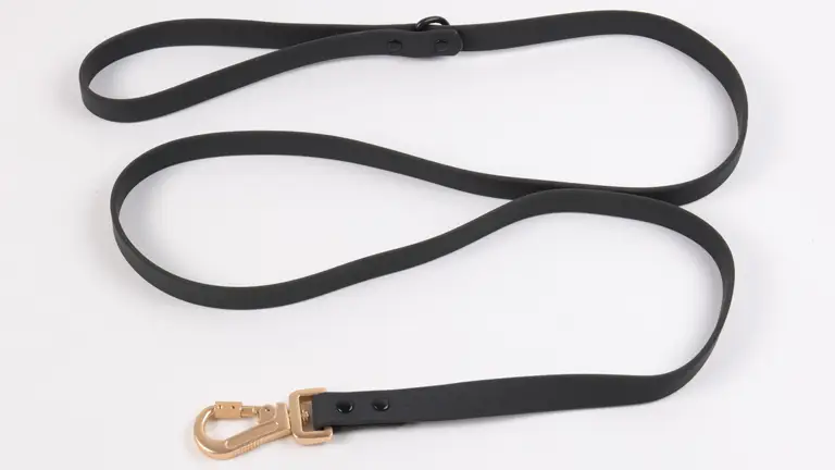 OKEYPETS Vente en gros Collier pour chien de chasse en extérieur résistant en PVC imperméable, réglable et personnalisable. Collier et laisse en PVC. 1