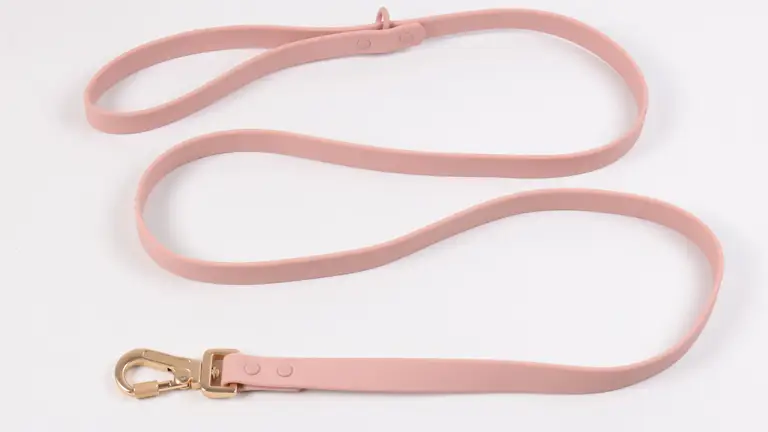 OKYPETS Groothandel Gemakkelijk te reinigen, super waterdichte, duurzame, op maat gemaakte PVC-halsbanden en -riemen voor honden 1