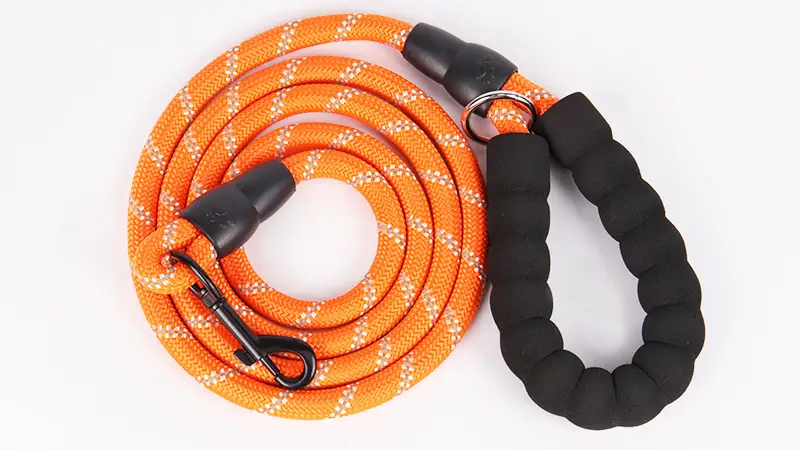 Laisse pour chien OKEYPETS avec poignée rembourrée confortable, corde robuste et résistante et fils hautement réfléchissants pour grands chiens 1