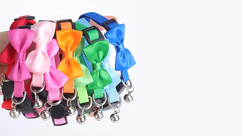 OKEYPETS - Collier pour chat avec clochette de sécurité, taille ajustable et imprimé de différentes couleurs, orné d'un nœud papillon 1