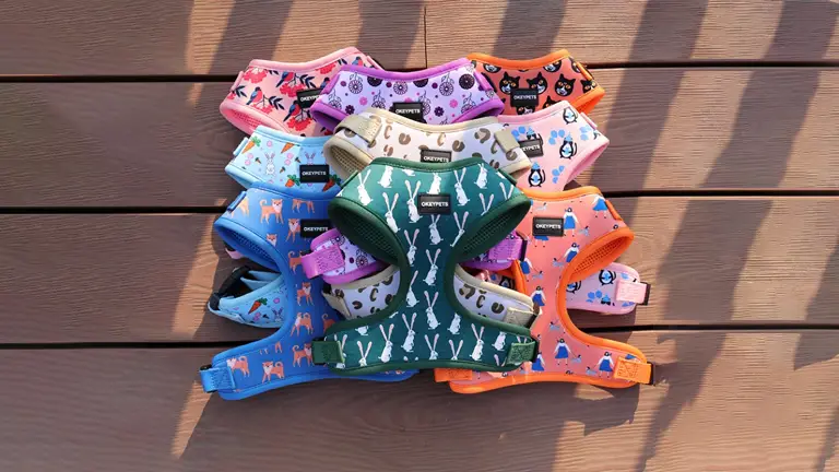 OKEYPETS - Sac à dos en néoprène imprimé animal, confortable et écologique, avec harnais ajustable pour chien. 1