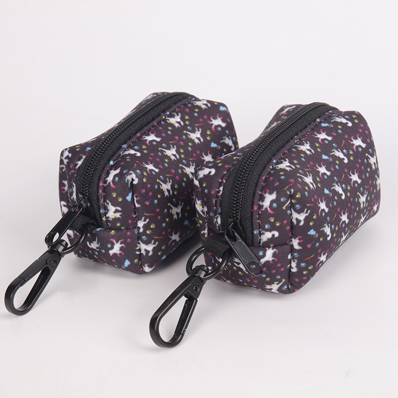 OKEYPETS - Accessoires portables OKEYPETS Distributeur de sacs à déjections canines jetables avec logo par sublimation, en néoprène, pour les promenades et les courses avec votre chien 13